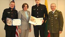 JAV ambasadorė Lietuvoje Anne E. Derse (viduryje) su kariūnu Gyteniu Borusu (kairėje) ir Aurimu Juodka (i&scaron; de&scaron;inės)