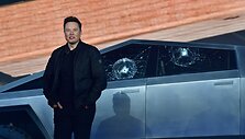 Nesėkminga &bdquo;Tesla&ldquo; pikapo pristatymo ceremonija sutrikdė E.Muską