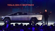 Nesėkminga &bdquo;Tesla&ldquo; pikapo pristatymo ceremonija sutrikdė E.Muską