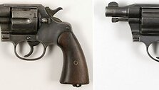 Kairėje: C.Barrow pusiau automatinis pistoletas &bdquo;Colt Model 1911 Government Model&ldquo; ir B.Parker revolveris &bdquo;Colt Detective Special .38&ldquo;