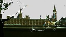 Samas Heathas stebina Londono lankytojus įspūdingo dydžio burbulais