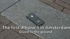 Eksperimentas Amsterdame &ndash; prie žemės priklijuotas &bdquo;iPhone 5&ldquo; telefonas