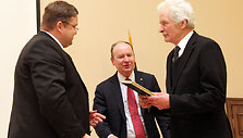 &Scaron;ių metų prestižinė Vlado Jurgučio premija skirta žinomam ekonomistui dr. Vladui Terleckui (de&scaron;inėje)