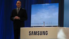 &bdquo;Samsung&ldquo; JAV padalinio prezidentas Timas Baxteris demonstruoja &bdquo;F8000&ldquo; serijos televizorių. 
