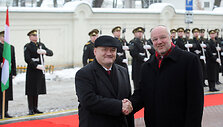 Kra&scaron;to apsaugos ministras Juozas Olekas (de&scaron;inėje) su į Lietuvą atvykusiu Vengrijos gynybos ministru dr. Csaba Hende 