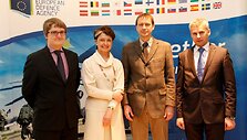 EGA vadovė Claude-France Arnould su Baltijos &scaron;alių nacionaliniais ginkluotės direktoriais (plk. V. &Scaron;iaučiulis &ndash; pirmas de&scaron;inėje)