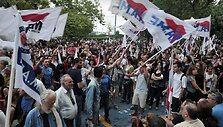 Graikai protestuoja prie uždaryto visuomeninio transliuotojo ERT pastato