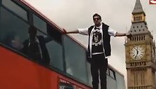 Iliuzionistas Stevenas Frayne &bdquo;paskraidė&ldquo; &scaron;alia autobuso