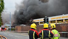 Didžiosios Britanijos atliekų perdirbimo įmonėje kilo didžiulis gaisras