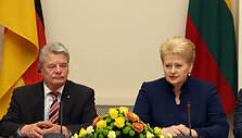 Dalia Grybauskaitė drauge su Lietuvoje vie&scaron;inčiu Vokietijos vadovu Joachimu Gaucku atidarė Lietuvos ir Vokietijos verslo forumą