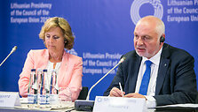 Europos Komijios narės Connie Hedegaard ir aplinkos ministro Valentino Mazuronio spaudos konferencija vykstant neformaliam aplinkos ministrų susitikimui.