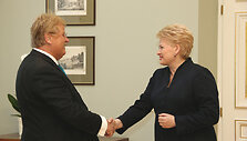Lietuvos Respublikos Prezidentė Dalia Grybauskaitė susitiko su Europos Parlamento (EP) Užsienio reikalų komiteto pirmininku Elmaru Broku.