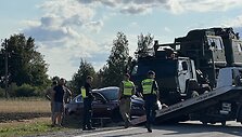Avarija Radvili&scaron;kio rajone: lengvasis automobilis susidūrė su Lietuvos kariuomenės ma&scaron;ina 