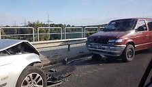 Kaune ant hidroelektrinės tilto susidūrė trys automobiliai