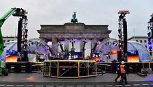 Berlyne ruo&scaron;iamasi Naujųjų metų &scaron;ventei prie Brandenburgo vartų