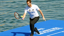 Rogeris Federeris ir Andy Murray sužaidė parodomąjį teniso mačą ant plausto Ciuriche