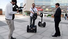 Julian Hanton (viduryje) i&scaron;bando riedžius su Artūru Zuoku