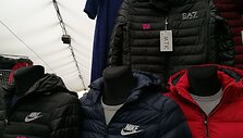 Laimikis Gariūnuose: &bdquo;Chamele&ldquo; ir &bdquo;Versage kvepalai&ldquo; už 8 eurus, Turkijoje siūta &bdquo;Armani&ldquo; striukė už 60 eurų