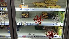 Pirkėjai įsiutę dėl tu&scaron;čių lentynų &bdquo;Tesco&ldquo;: tūksta tabako, kepinių, &scaron;aldytos produkcijos