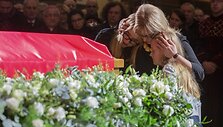 Nužudyto mero Pawelo Adamowicziaus na&scaron;lė Magda su dukromis