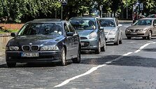 Vairuotojai priversti važinėti banguotu grindiniu.