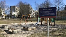 Lentos su įspėjimais vaikų žaidimų aik&scaron;telėse