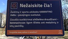 Lentos su įspėjimais vaikų žaidimų aik&scaron;telėse