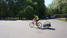 Vingio parke darbuotojai &scaron;iuk&scaron;les surenka važinėdami dviračiais.