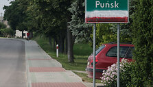Raudonais ir baltais dažais užpurk&scaron;tas lietuvi&scaron;kas Punsko pavadinimas
