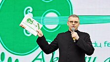 Klebonas &Scaron;arūnas Petrauskas su festivalio &bdquo;Akacijų alėja&ldquo; laikra&scaron;čiu