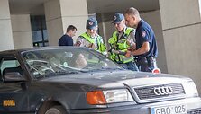 Taksistai tikrinami Vilniaus oro uoste ir &scaron;alia Geležinkelio stoties.