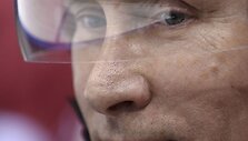 Vladimiras Putinas žaidžia ledo ritulį