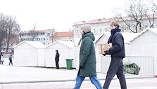 Organizacijos &bdquo;Prira&scaron;ytos rankos&ldquo; savanoriai dalina kalinių pagamintus žaislus