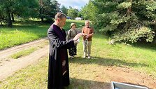 Vieni&scaron;ų žmonių laidotuvės Karveli&scaron;kių kapinėse