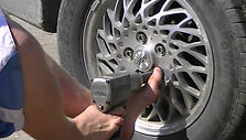 Žmogus automobilį remontuoja su savo kojomis