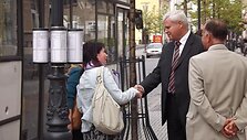 Pirmuosius keleivius, i&scaron;lipusius Senamiesčio stotelėje, pasveikino meras Vytautas Grubliauskas. 