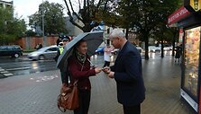 V.Grubliauskas dalino akcijos ženkliukus ir ragino moksleivius saugotis gatvėje. 