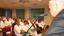 Su ligoninių medikais susitikęs V.Grubliauskas ragina juos i&scaron;sikalbėti, tačiau &scaron;ie atvirai prabilti nedrįsta. 