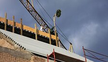 Pradedamas dengti atstatomo teatro pastato stogas. 