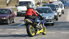 Motociklų vairuotojai dažnai nukenčia nepasirinkę saugaus greičio.