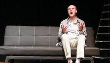 I.Reklaitis spektaklyje vaidina prodiuserį Džeimsą, antrarū&scaron;ių filmų aktorei pristatantį savo naują scenarijų, turintį ją paversti žvaigžde. 