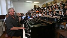 Chorus vertins ilgametis konkurso komisijos narys, choro &bdquo;Ąžuoliukas&ldquo; meno vadovas V.Mi&scaron;kinis. 