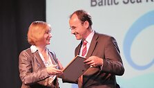 Lietuvos Ūkio ministerijos Inovacijų ir žinių visuomenės departamento Inovacijų politikos skyriaus vedėja Rima Putkienė Vokietijos koncerno &bdquo;BioCon Valley&ldquo; generaliniam direktoriui Wolfgangui Blankui įteikė pirmąjį Baltijos jūros regiono inovacijų lyderio apdovanojimą.