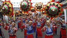 Derliaus festivalis Filipinuose. Daugelyje pasaulio &scaron;alių senovėje Nauji metai asociavosi su derliaus nuėmimu