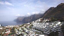 Los Gigantes miestelis i&scaron;  jūros &bdquo;lipa&ldquo; į kalnus.