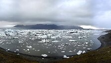 J&ouml;kuls&aacute;rl&oacute;n tirpstančio ledyno lagūna.