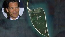Investuotojas Louisas Moore'as Baconas 1993 metais už 11 mln. dolerių (apie 27 mln.litų) nusipirko Robinso salą, Long Ailendo pakrantėje. 