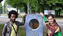 Kamalas ir Eugenija prie pasaulio taikos liepsnos Hagos mieste Nyderlanduose, kelias dienas prie&scaron; skrydį į Indoneziją 