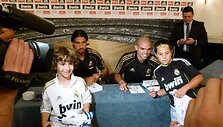 Vokietis Sami Khedira ir brazilas Pepe atidavė duoklę gerbėjams, bene valandą laiko fotografuodamiesi ir pasira&scaron;inėdami jiems.
