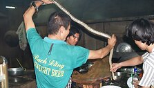 Valgydami gyvatę retsykiais gurk&scaron;telkite degtinės ar vandens su gyvačių krauju. Tai jums suteiks adrenalino ir energijos